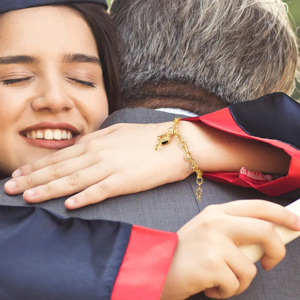 Personalisierte Bachelorhut Abschlussmütze Armband, Sterlingsilber 925 Mortar Board Hut Charm Armband, Abschlussgeschenk für Absolventin/Tochter/Sie